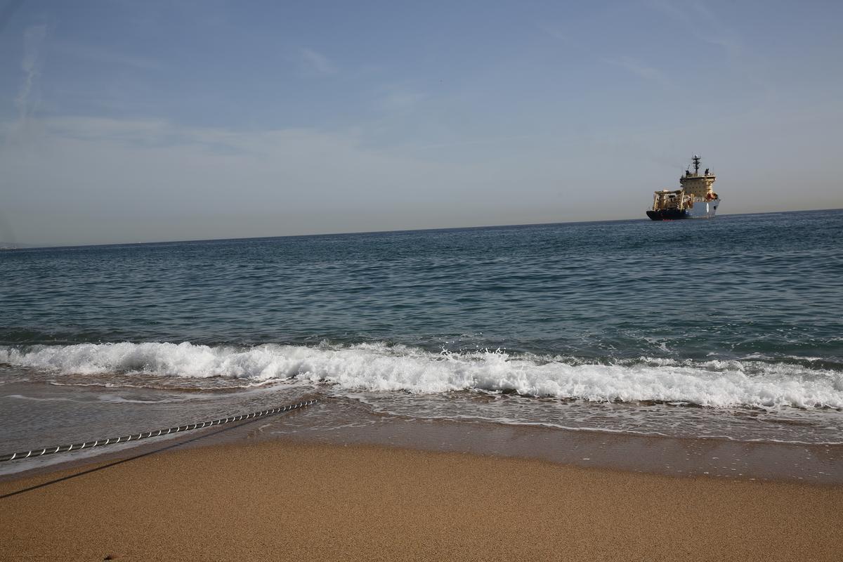 Obras para extender un cable submarino en la playa cancerígena de Sant Adrià