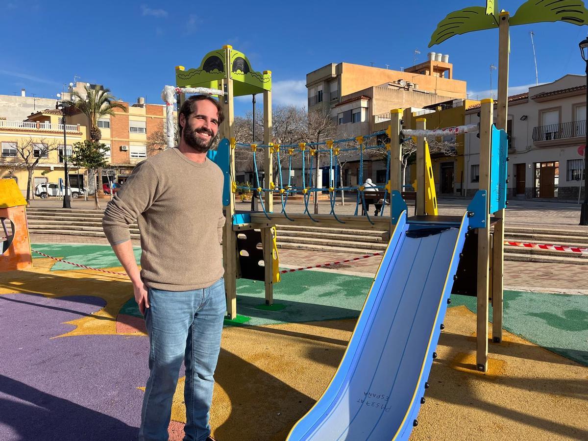 En la plaza del Circo de la Vall se ha sustituido el juego infantil principal, que se encontraba roto, por un nuevo elemento con diversos componentes de juego.