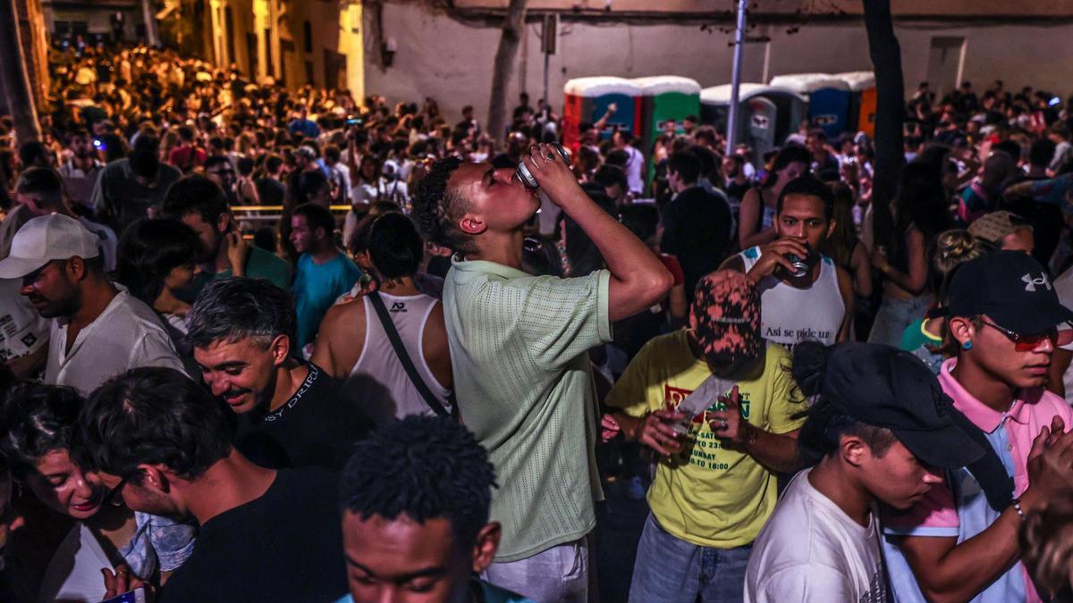 El botellón masivo resiste en la madrugada de las fiestas de Gràcia