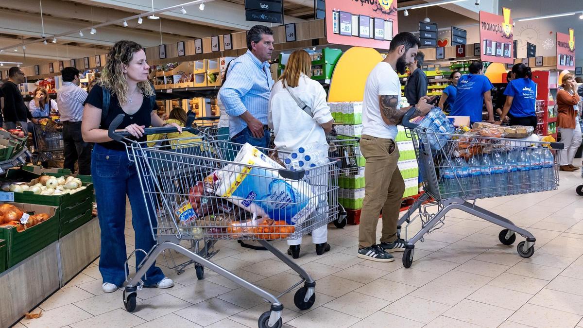 Portugueses hacen acopio de productos en un supermercado, este lunes en Lisboa.