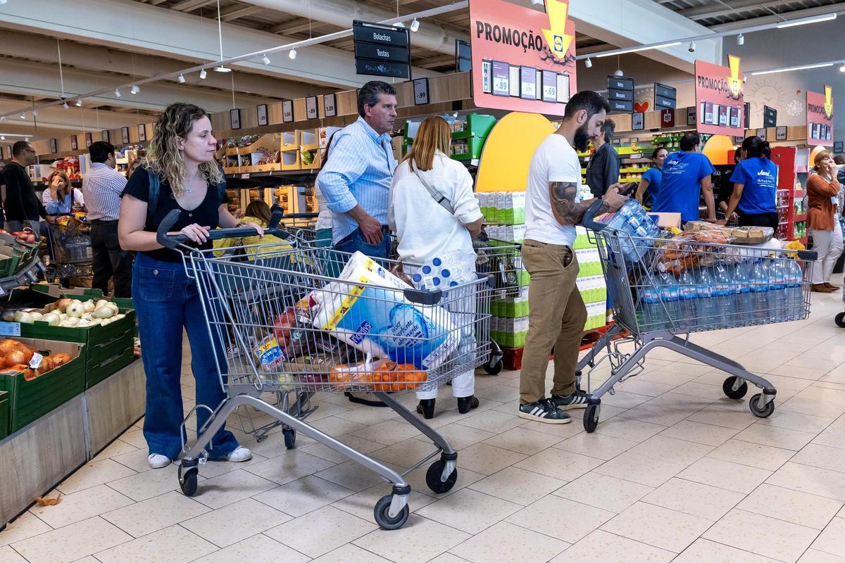 Portugueses hacen acopio de productos en un supermercado, este lunes en Lisboa.