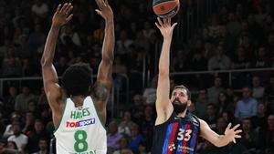 El azulgrana Mirotic lanza a canasta en presencia de Hayes