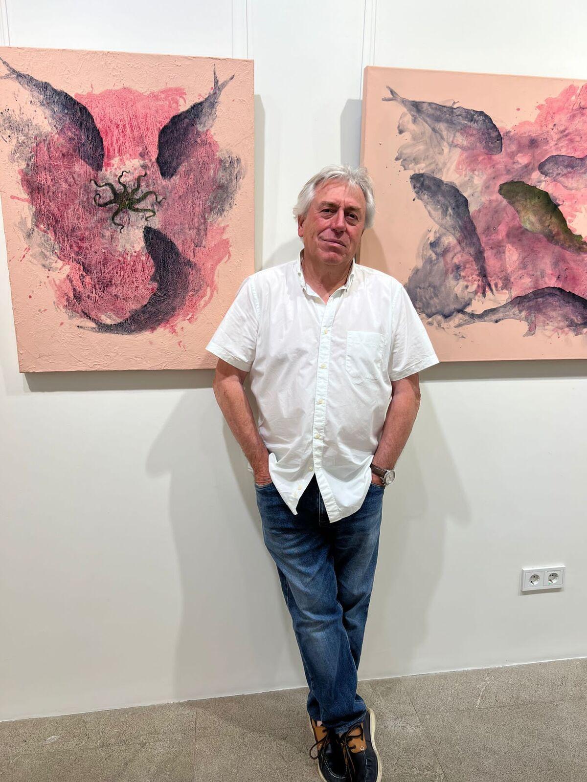 El artista Damián Ramis rodeado de sus obras de la exposición “Ocean”
