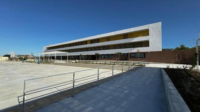 Fachada principal de uno de los institutos de Marbella. | L.O.