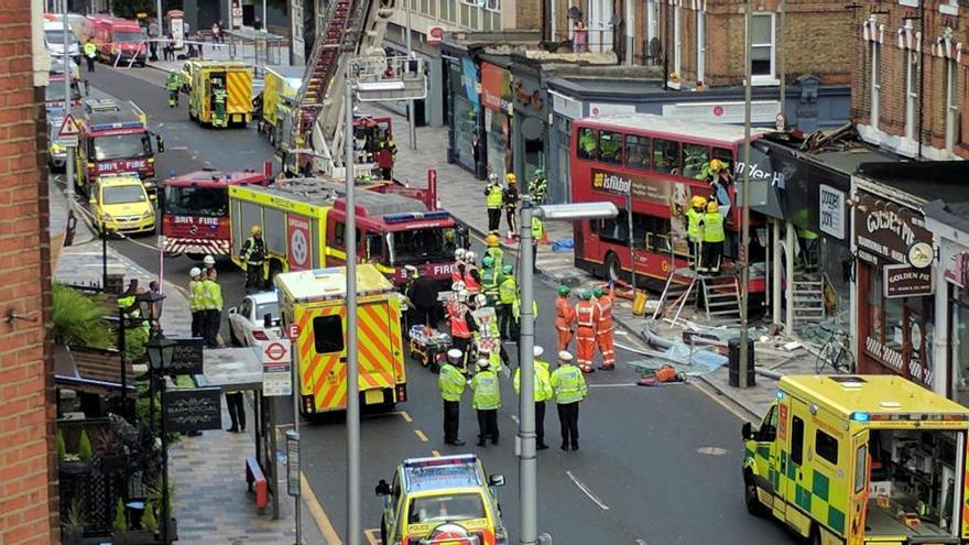 Un autobús s&#039;estavella contra una botiga a Londres