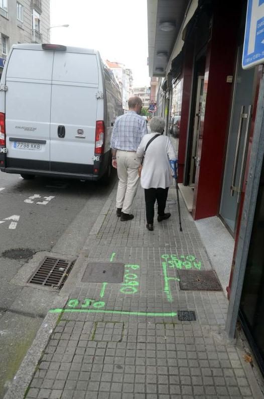 Los operarios pintaron ayer las líneas en el alcantarillado.