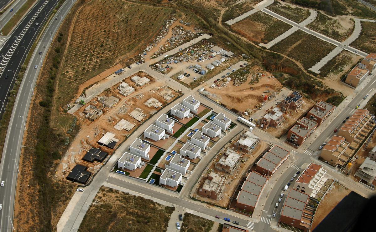 BARCELONA 2 4 2008 FOTOS AEREAS DE PISCINAS EN EL AREA METROPOLITANA DE BARCELONA FOTO XAVIER JUBIERRE EN LA FOTO VIVIENDAS DE NUEVA CONSTRUCCION TODAS CON PISICNA EN MONTGAT MARESME. PROVINCIA BARCELONA , AREA METROPOLITANA , VISTA AEREA CONSTRUCCION DE VIVIENDAS CASAS URBANIZACIONES  CON PISCINA EN MOTGAT _ PUBLICADA EPC 10/11/2014 P 36 _ VISTA AEREA