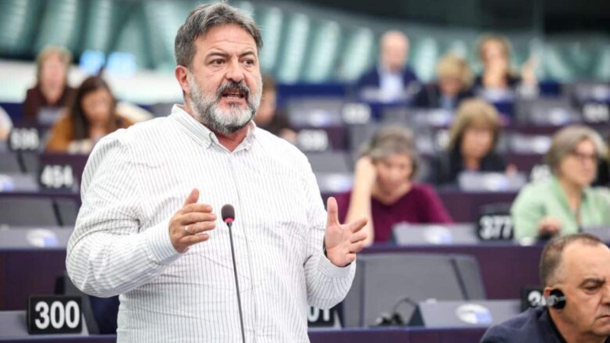 El eurodiputado malagueño de IU Manu Pineda, en el Parlamento Europeo.