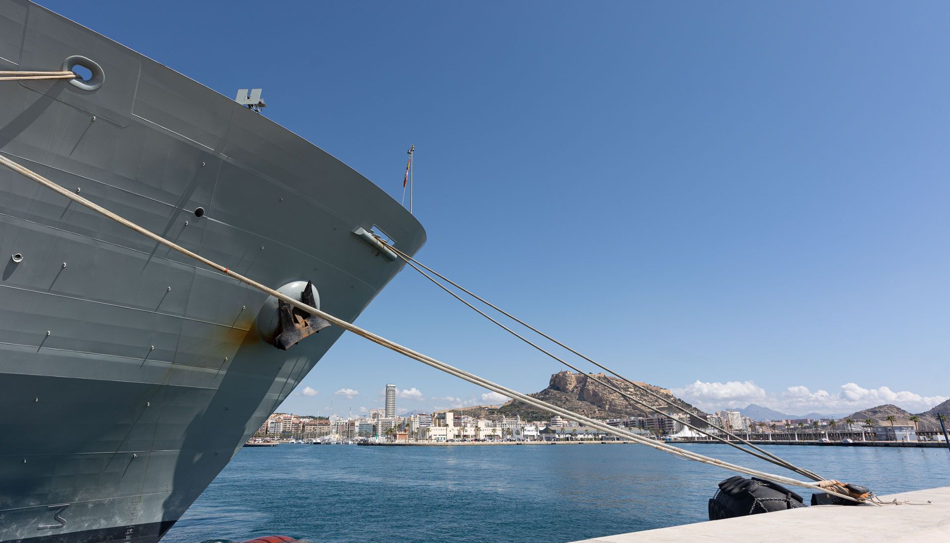 Colas para visitar el buque Castilla de la Armada Española