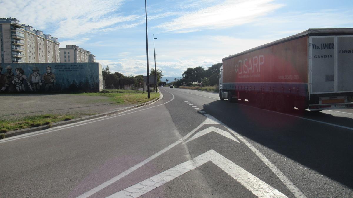 La carretera que se prolongaría hacia el camino del Molí de Santa Maria, vista desde la rotonda de la Universidad