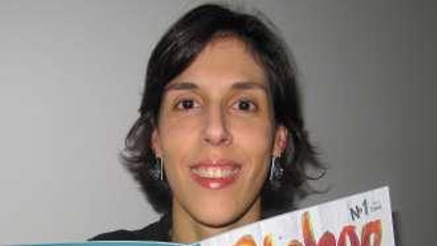 Olga Montero, con la revista.