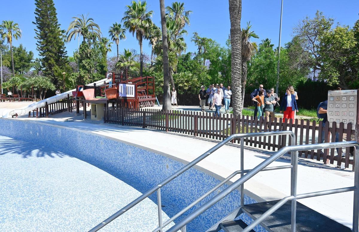 Visita de políticos y vecinos a la piscina de Benicalap