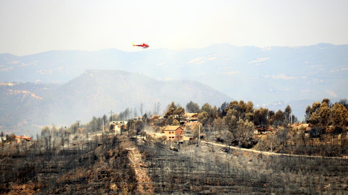 Un helicòpter sobrevola la zona cremada a River Park