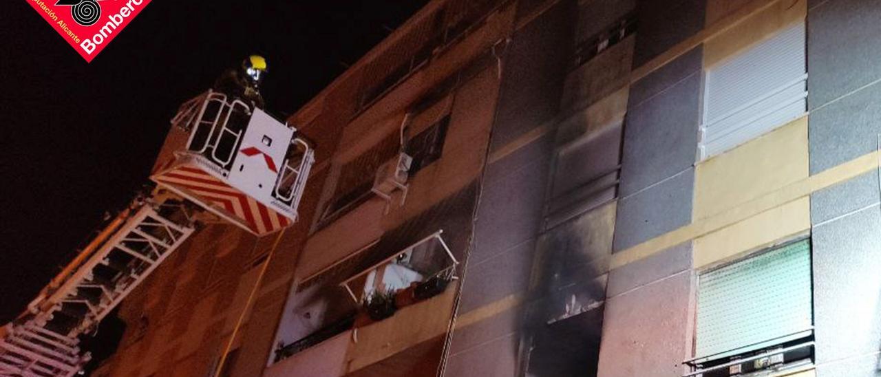 Los bomberos sofocando el fuego desde el exterior.