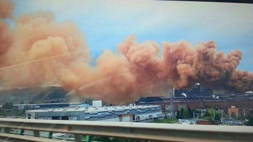 Una avería en un alto horno de Arcelor provoca una enorme nube roja y siembra la alarma en Gijón