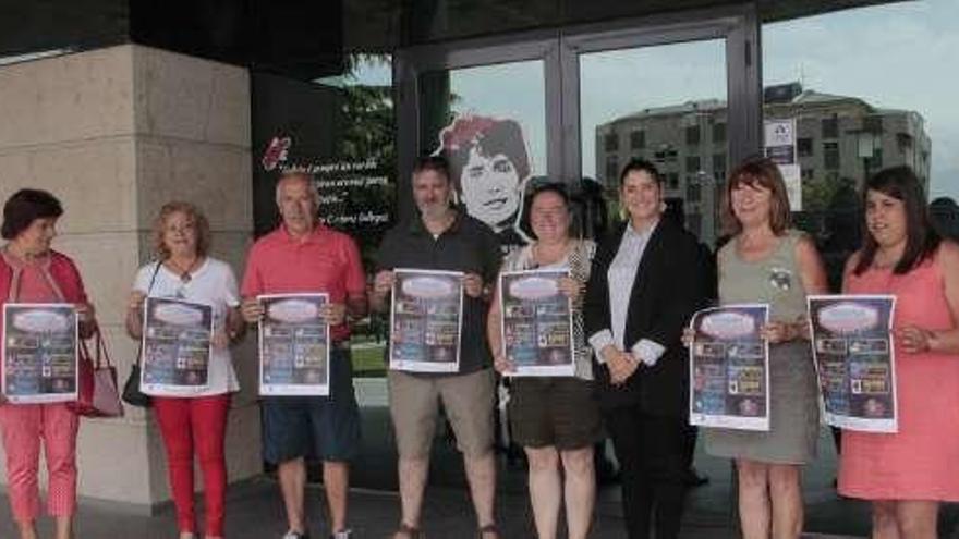 La alcaldesa (centro) con los vecinos con carteles de cine. // S.Á.