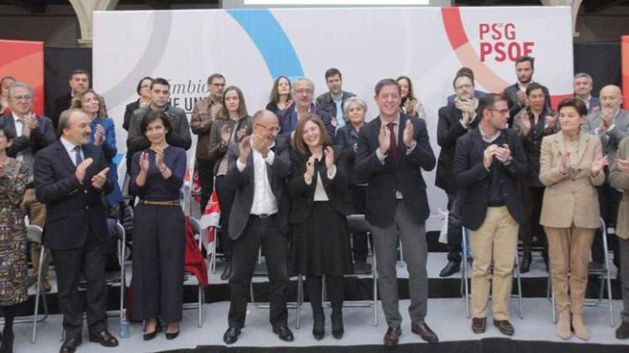 Rocío de Frutos, Luis García Mañá, Dolores Galovart, Abel Losada, Pilar Cancela, Besteiro, Angel Mato, Margarita Pérez Herraiz y Ricardo Varela, de izquierda a derecha, en primera fila, ayer, en el acto de presentación de las listas del PSOE en Santiago. // Xoán Álvarez