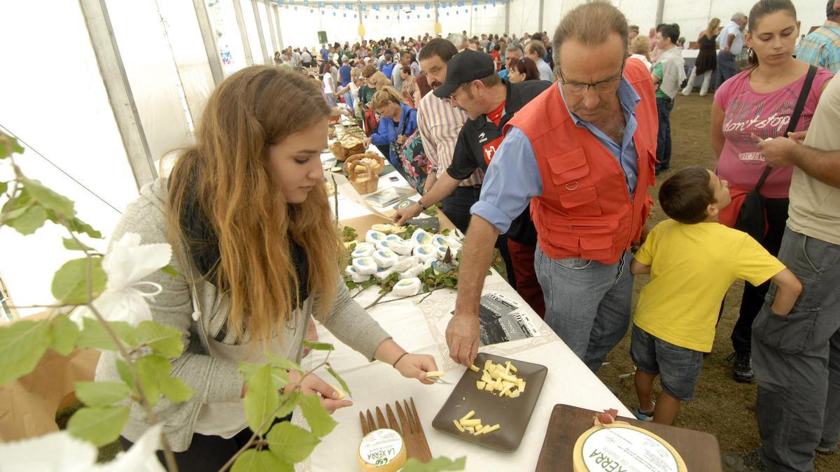 Ambiente en un certamen del Queso Casín de ediciones pasadas.