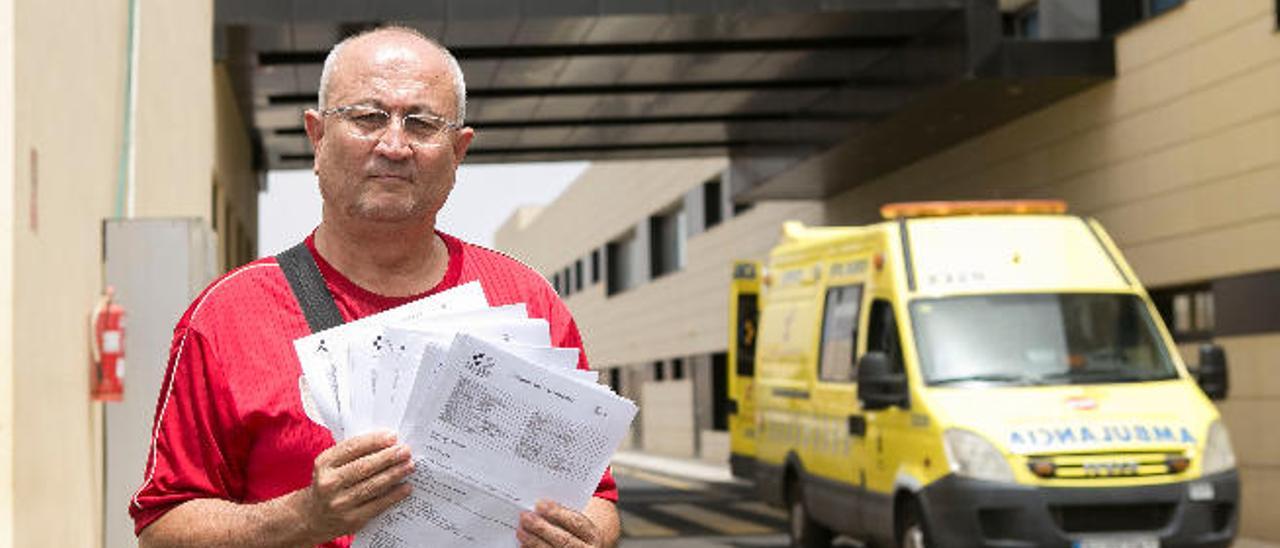 Francisco Barrera Darias, junto a la puerta del Servicio de Urgencias del Hospital de Fuerteventura.