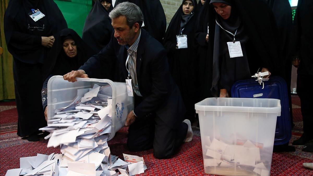 zentauroepp52418357 poll workers empty full ballot boxes after the parliamentary200222191532