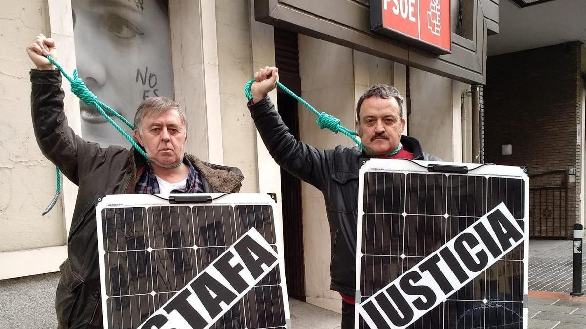 César Vea, a la derecha, y su hermano, protestando ante Ferraz, anteriormente.