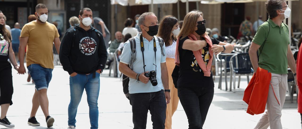 Un grupo de turistas, ayer, por el casco histórico de Avilés.