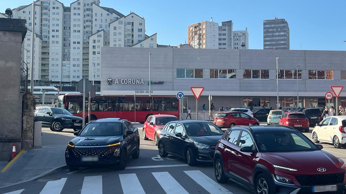 Atasco en la estación de tren de A Coruña por la falta de control policial