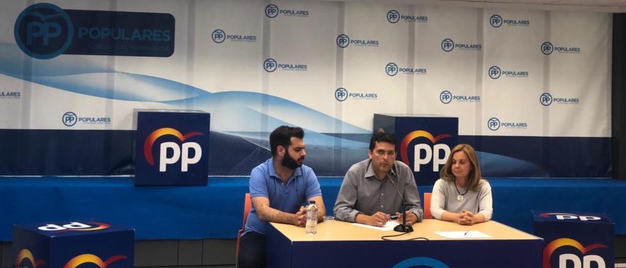 Adsuara, en el centro, en una comparecencia ayer en la sede del PPCV en València.