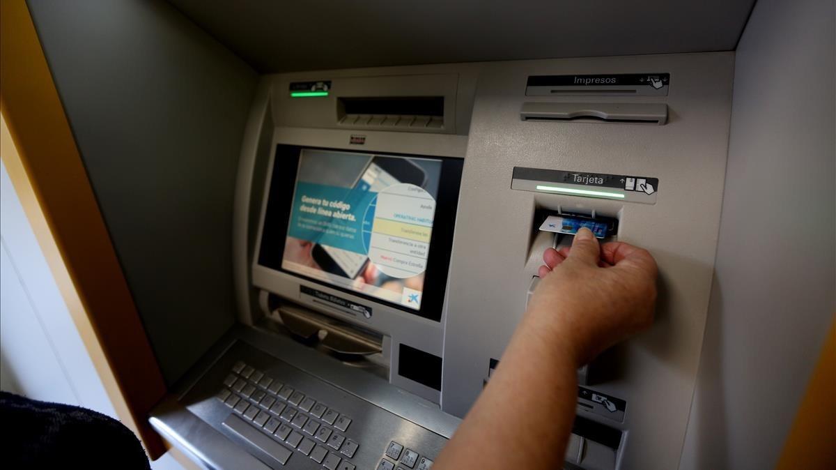 Un usuario realiza una operación bancaria en un cajero.