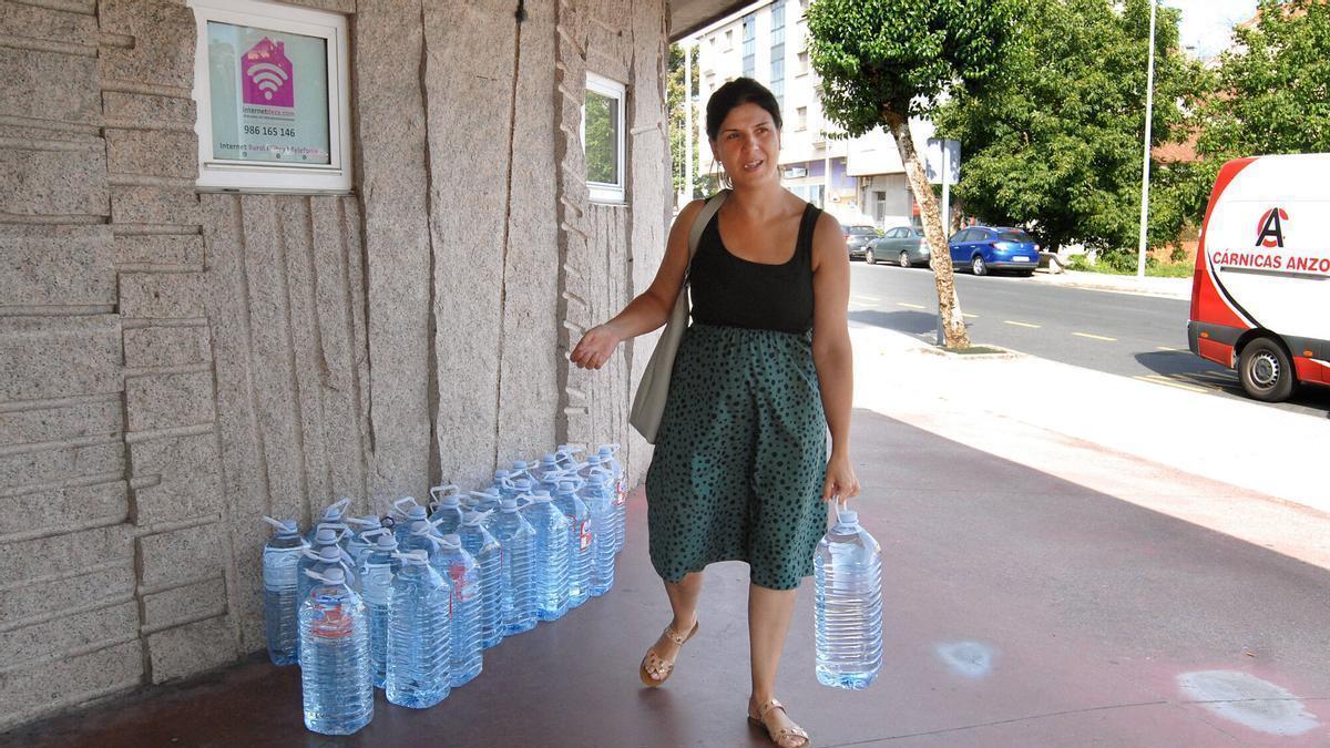 Reparto de agua embotellada, el pasado miércoles, ante la caída del volumen en los depósitos.