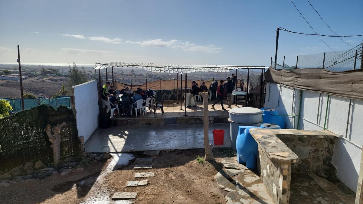 Menores migrantes pasan las horas en una terraza del centro de menores El Tablero, en el sur de Gran Canaria