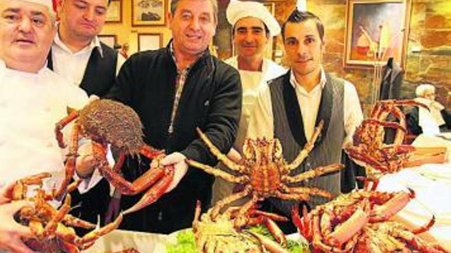 Luis Padín y varios empleados del restaurante Solaina.  //  Muñiz