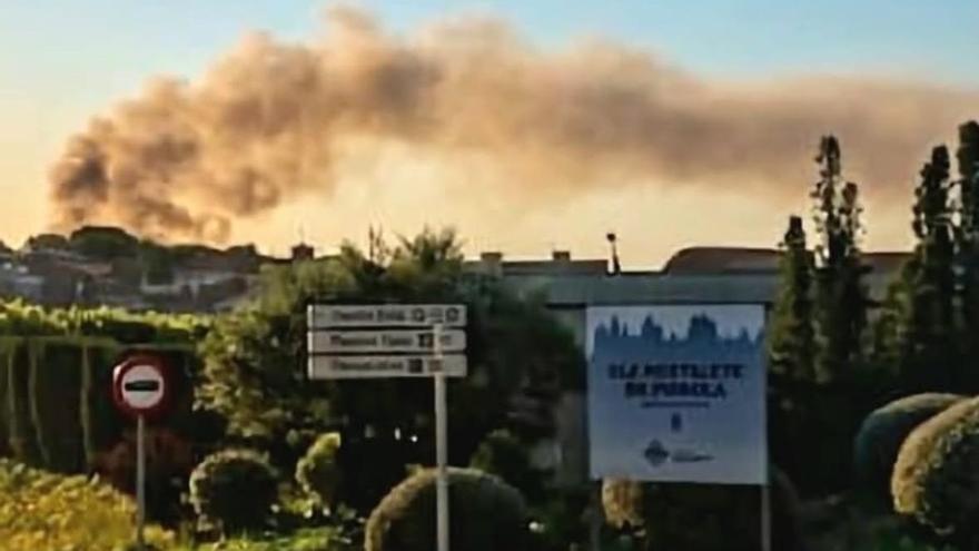 Imatge del fum de l'abocador el passat 4 de juliol des del nucli d'Hostalets de Pierola