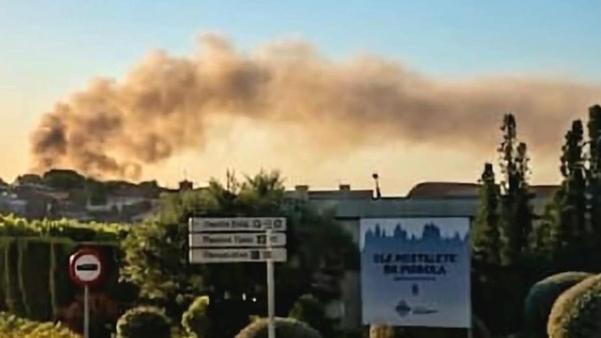 Imatge del fum de l'abocador  des del nucli d'Hostalets de Pierola