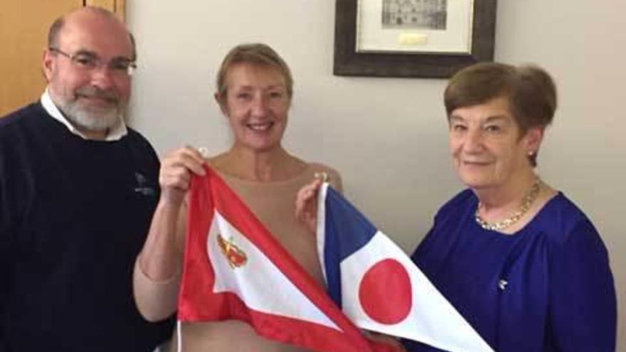 Javier Moreno, Dennise Anne y Judith Grimwade, presidenta de la Cruising Association, en el acto de intercambio de gallardetes del Real Club Astur de Regatas de Gijón y de la asociación.