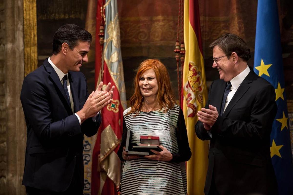 La exministra recibe la Alta Distinción de la Generalitat