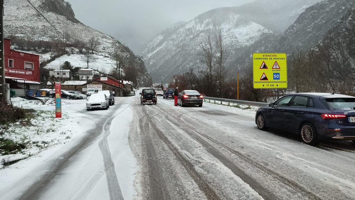 Coches parado en la subida a San Isidro.