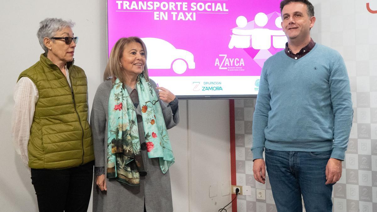 Pilar de la Higuera y el diputado Ramiro Silva en la presentación del programa de transporte social