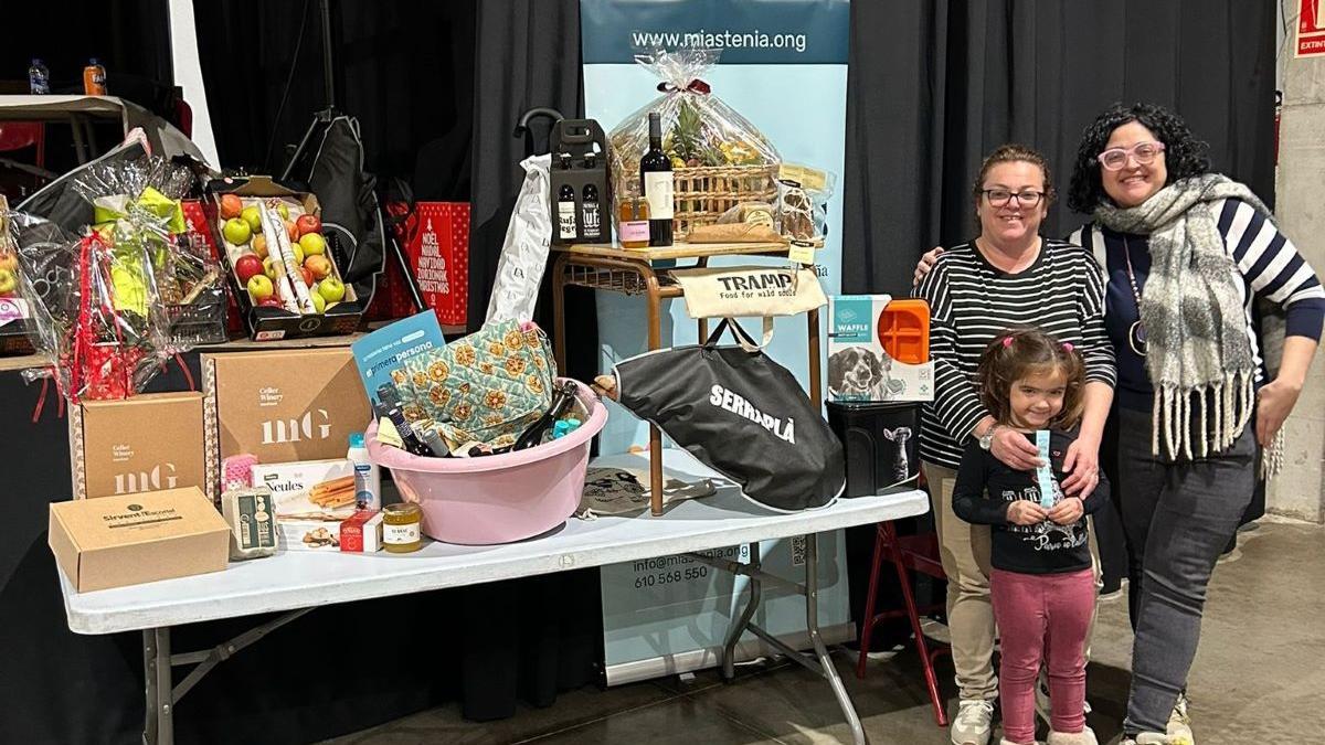 La primera rifa solidària celebrada a Ventalló amb la família guanyadora