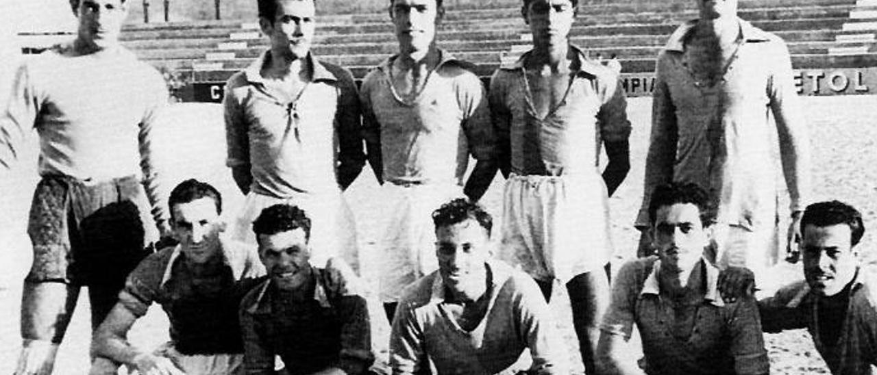 Primer entrenamiento de la UD, el 16 de septiembre de 1949. De pie: Montes, Vieira, Jorge, Toledo y Viera. Agachados: Padrón, Caraballo, Cedrés, Manolín y Macías.