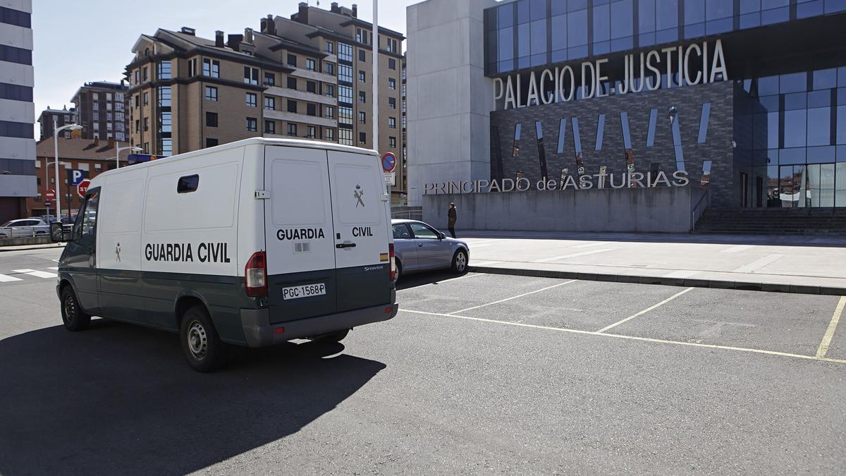 Furgón Guardia Civil en los juzgados de Gijón