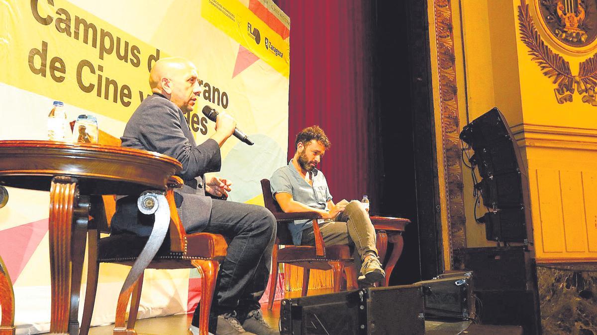 Rodrigo Sorogoyen, a la derecha, junto a Luis Alegre, en el Teatro Principal de Zaragoza, en la clase magistral con la que se ha cerrado el campus La Inmortal.