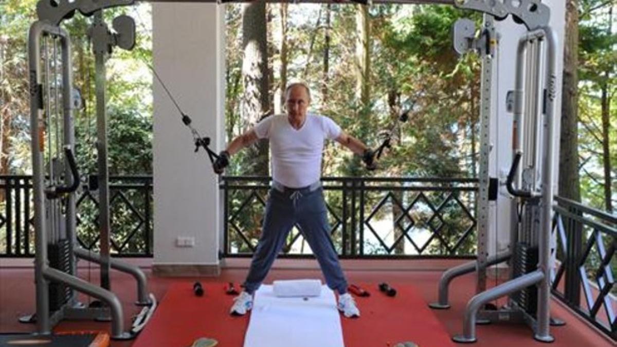 Pesas 8 Vladímir Putin, ejercitando en su villa cerca de Sochi, ayer.