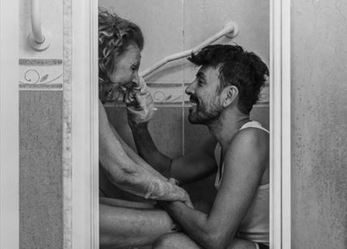 Una de les imatges que expressa la cura i l'amor entre mare i fill