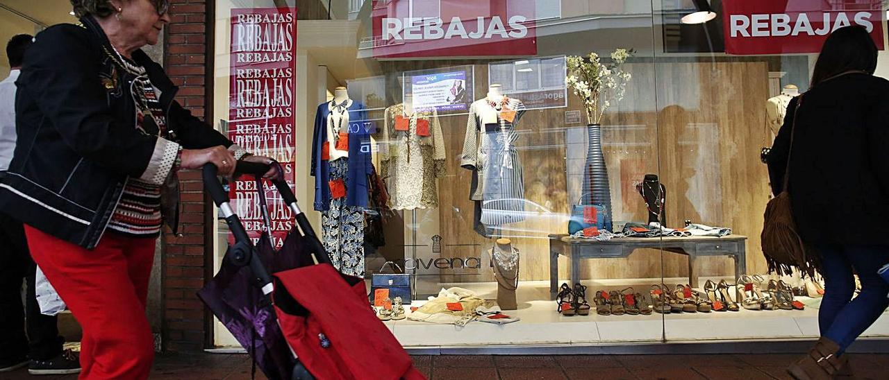 Clientes a las puertas de un establecimiento comercial de Avilés.