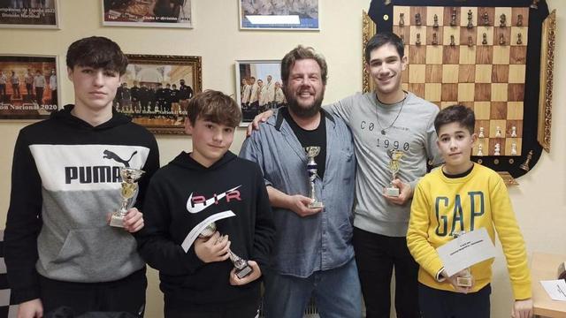 Premiados en el primer torneo del circuito primaveral. |  Club Xadrez Ourense