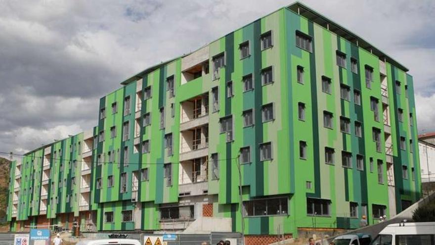 El edificio de dos bloques está en el barrio de Covadonga.