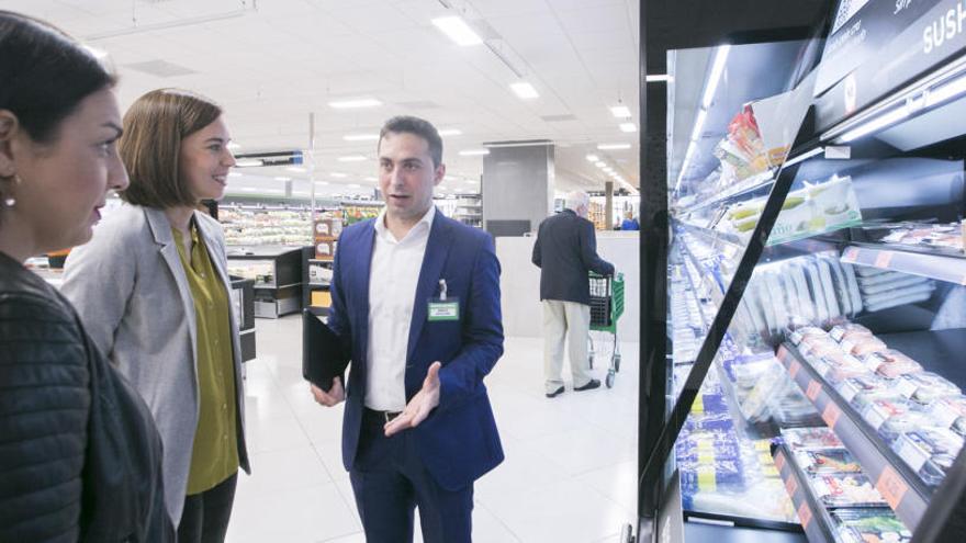 Morant y Milvaques conocen la nueva tienda eficiente de Mercadona