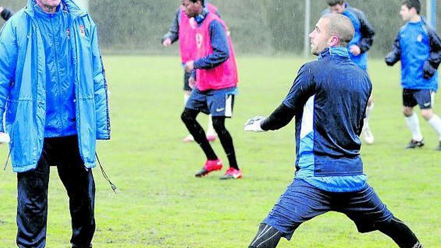 Pichi Lucas, charlando con Aulestia, durante el entrenamiento de ayer.