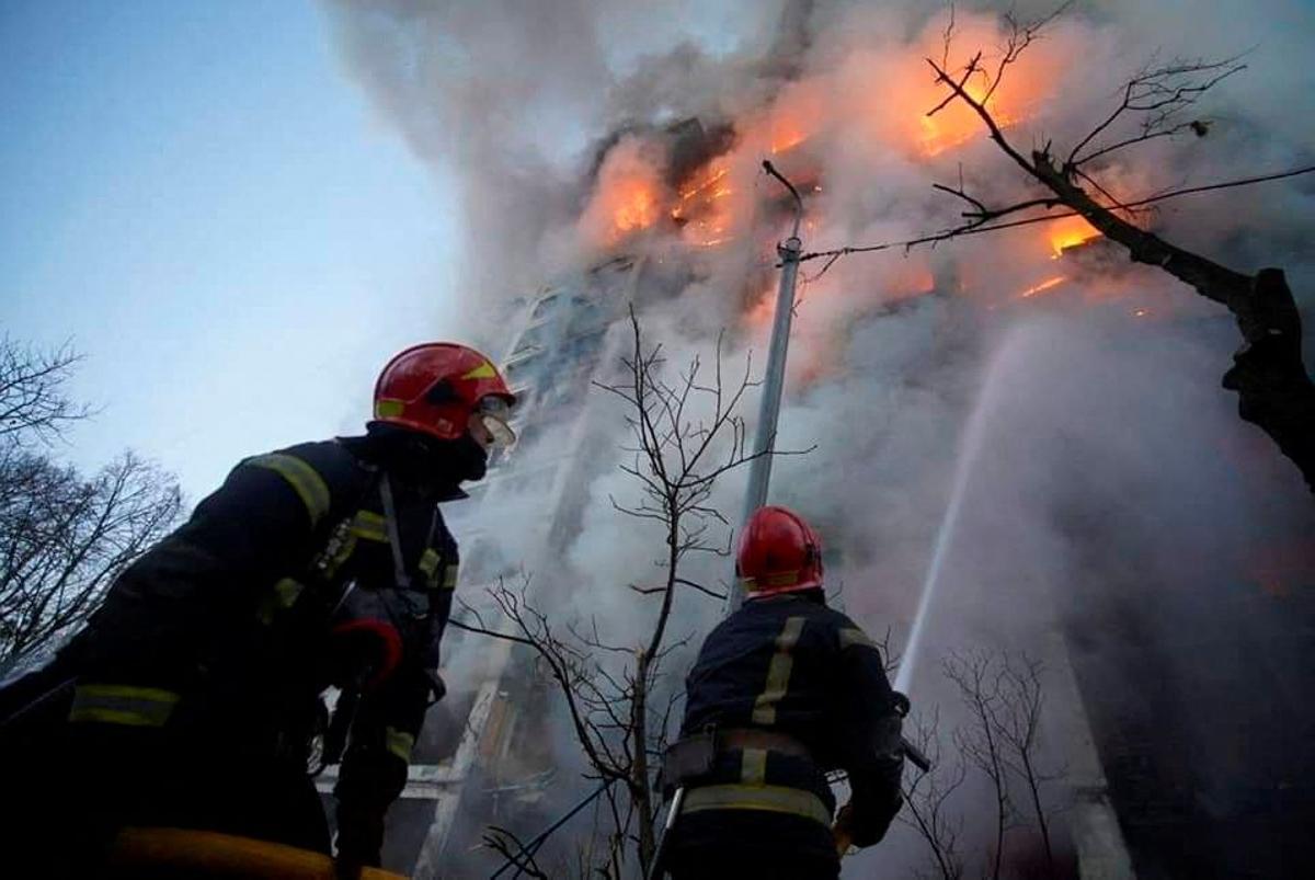 Un equipo de rescate trabajan junto a un edificio residencial dañado por los bombardeos en Kiev.